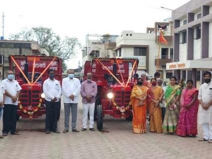 Dedication of bell trains at Lasalgaon | लासलगाव येथे घंटागाड्यांचे लोकार्पण