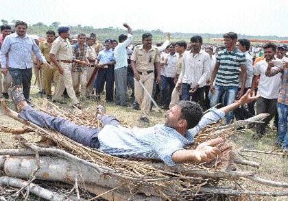 Suicide attempt in the dam | धरणातच आत्मदहनाचा प्रयत्न