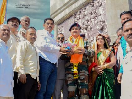 Welcome to the village of Matane for retired soldiers | सेवानिवृत्त लष्करी जवानाचे मटाणे गावी जंगी स्वागत