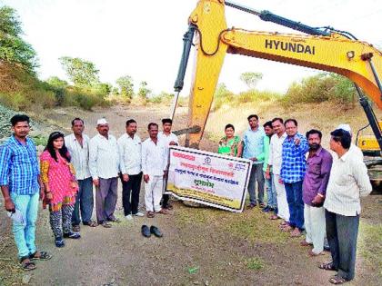 Mile-free campaign in the river Miyad | मन्याड नदीत गाळमुक्त अभियान