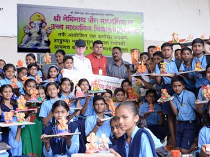 Bappa took the students from Shamumaati Ganeshmurti workshop at Neminath Jain School | नेमिनाथ जैन विद्यालयात शाडुमाती गणेशमुर्ती कार्यशाळेत विद्यार्थ्यांनी साकारले बाप्पा