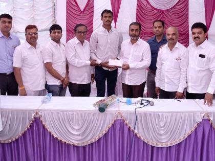  Five lakhs of help for Dattu Bhokanal for the next study | दत्तु भोकनळला पुढील सरावासाठी पाच लाखाची मदत