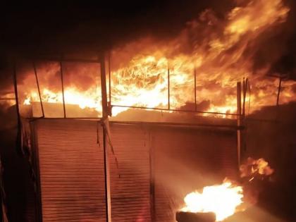 Four shops in the basement fire | तळोद्यात चार दुकानांना आग