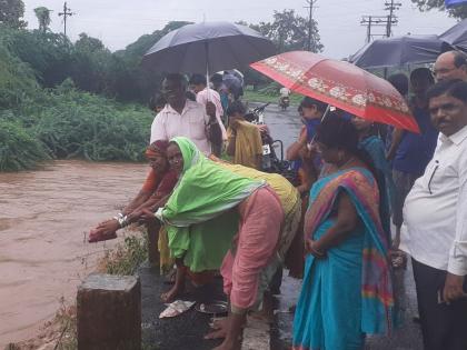 Worship the waters of the Nizra river at Mod | मोड येथे निझरा नदीच्या पाण्याचे पूजन