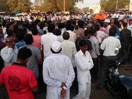 Tension in Lonkhede due to the promise of blocking sugarcane vehicles | ऊस वाहने अडविण्याच्या वादातून लोणखेडय़ात तणाव Tension in Lonkhede due to the promise of blocking sugarcane vehicles | ऊस वाहने अडविण्याच्या वादातून लोणखेडय़ात तणाव