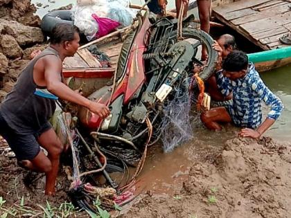 Two-wheeler stuck instead of fish | मासेऐवजी अडकली दुचाकी