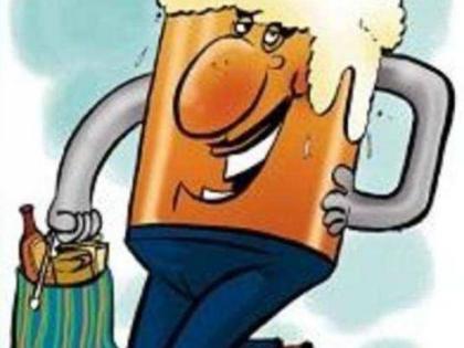 Lockdown also floods illicit liquor | लॉकडाऊनमध्येही अवैध दारूचा पूर Lockdown also floods illicit liquor | लॉकडाऊनमध्येही अवैध दारूचा पूर