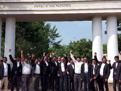 Advocates protested against the Delhi killings | दिल्लीतील मारहाणीच्या निषेधार्थ वकिलांचे निदर्शने Advocates protested against the Delhi killings | दिल्लीतील मारहाणीच्या निषेधार्थ वकिलांचे निदर्शने