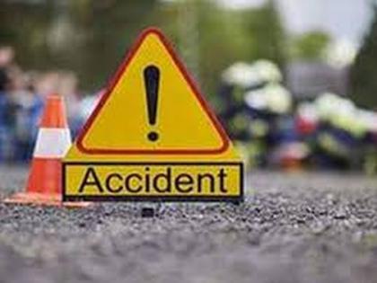 Eicher overturned in the collision of Bhardhaw Trala | भरधाव ट्रालाच्या धडकेत आयशर उलटले