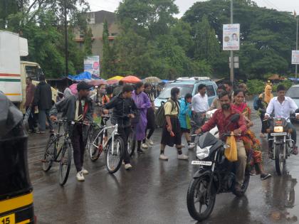 Nashik residents get wet due to heavy rains! | सरींच्या वर्षावाने नाशिककर ओलेचिंब !