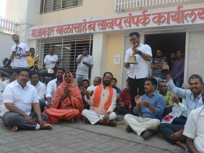 Ghantanad in front of the BJP MLA's house | भाजपा आमदाराच्या घरासमोर घंटानाद