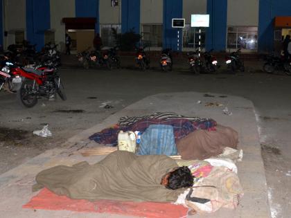 Status of Parbhani: The boredom of the night and night of the homeless | परभणीतील स्थिती :बेघरांना मिळेना रात्र निवाºयाची ऊब