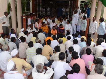 Parbhani: Four-and-a-half hour agitation in the district office of farmers | परभणी : शेतकऱ्यांचे जिल्हा कचेरीत साडेचार तास ठिय्या आंदोलन