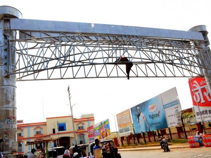 Parbhani: Railway Station, known for its hoardings | परभणी : होर्डिंग्जच्या विळख्यात रेल्वे स्थानक