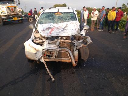 Both injured in bus-car accident | बस-कार अपघातात दोघे जखमी