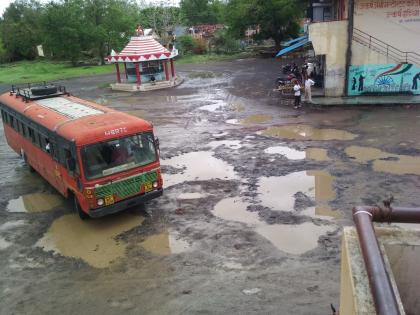 Parola bus station potholes | पारोळा बस स्थानक खड्डेमय