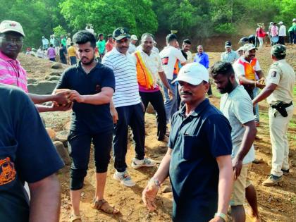 Shramdan, the first activity in Ratnagiri district, in the movement of people's participation | लोकसहभागाच्या चळवळीतून श्रमदान, रत्नागिरी जिल्ह्यातील पहिलाच उपक्रम