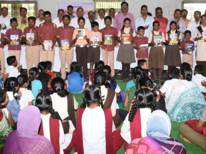 Distribution of school literature to poor students in Dharagana | धरणगावात गरीब विद्यार्थ्यांना शालेय साहित्य वाटप