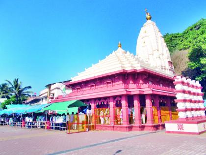 Thousands of devotees took a glimpse of Swayambhu Shree's philosophy at Ganapatipule on the occasion of Angarqi Chaturthi | गणपतीपुळे येथे अंगारकी चतुर्थीनिमित्त हजारो भाविकांनी घेतले स्वयंभू श्रींचे दर्शन