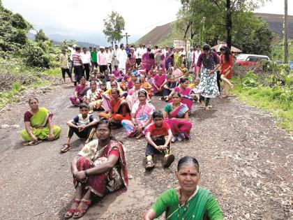 Sindhudurg: Project affected by five-hour road blockade, Aruna project aggravated movement | सिंधुदुर्ग : प्रकल्पग्रस्तांनी हेत-मौदे मार्ग पाच तास रोखला, अरुणा प्रकल्पग्रस्तांचे आंदोलन