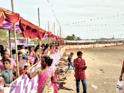 Sindhudurg: Shri Dev Kolamba is a crowd of devotees on God's pilgrimage, Mahaprasad of bread | सिंधुुदुर्ग : श्री देव कोळंबा देवाच्या यात्रेला भाविकांची गर्दी, भाकरीचा महाप्रसाद