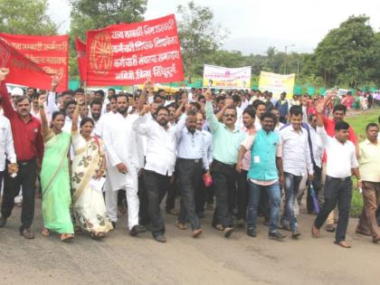 Government Employees Strike: Sindhudurg: A Front for the District Collectorate in Government Staff Teacher's Organizations | Government Employees Strike : सिंधुदुर्ग : सरकारी कर्मचारी शिक्षक संघटनांचा जिल्हाधिकारी कार्यालयावर मोर्चा