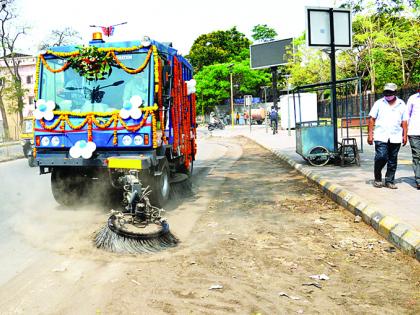 Sweeping machine on the road in Solapur; Cleaning on 120 km road at night | सोलापुरात स्विपिंग मशीन रस्त्यावर; राेज रात्री हाेणार १२० किमी मार्गावर स्वच्छता