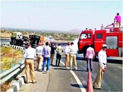 Two people injured in tanker tank in Road Valley | राहुड घाटात रसायनांचा टॅँकर उलटून दोन जखमी