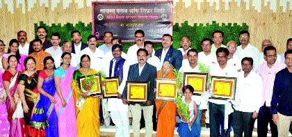 Teachers should take a scientific approach: Bhalchandra Wagh: Ideal teacher award distribution from Lions Club | शिक्षकांनी वैज्ञानिक दृष्टिकोन बाळगावा भालचंद्र वाघ : लायन्स क्लबकडून आदर्श शिक्षक पुरस्कार वितरण