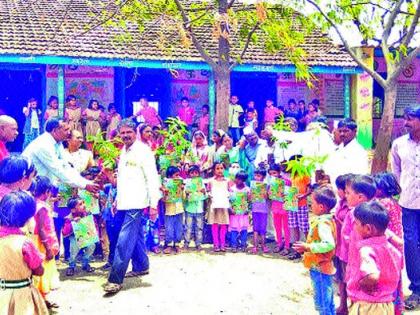 Distribution of mango seedlings to students at Vatar | वटार येथे विद्यार्थ्यांना आंब्याच्या रोपांचे वाटप