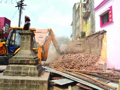 Washim: 'JCB' goes on encroachment | वाशिम : अतिक्रमणावर चालला 'जेसीबी'