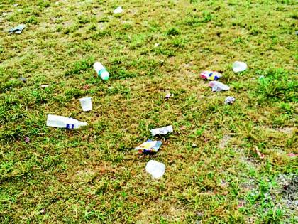 The school grounds became an alcoholic strain | शालेय मैदान बनले मद्यपींचा ठिय्या