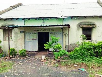 In the throes of development; Agricultural office building neglected | विकासाचा झंझावात; कृषी कार्यालयाची इमारत दुर्लक्षित