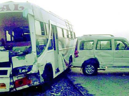 Accident of car-trips; 12 passengers injured | कार-ट्रॅव्हल्सचा अपघात; १२ प्रवासी जखमी