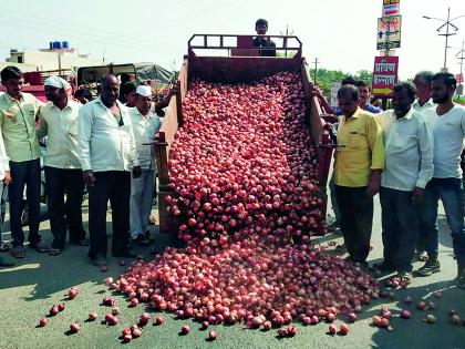 On low street in Yeola, onion paved the way | येवल्यात कमी भाव मिळाल्याने कांदा ओतला रस्त्यावर