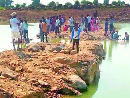 Saving the chakululi mother bursts | छकुलीला वाचविताना आई बुडाली