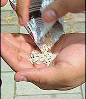 Garage-to-garage gutkha | गॅरेज-टू-गॅरेज गुटख्याची तस्करी Garage-to-garage gutkha | गॅरेज-टू-गॅरेज गुटख्याची तस्करी