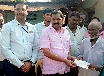 Help in the power victim family in Kalamb taluka | कळंब तालुक्यातील वीज बळीच्या कुटुंबाला मदत Help in the power victim family in Kalamb taluka | कळंब तालुक्यातील वीज बळीच्या कुटुंबाला मदत