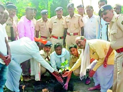 Planting of peanuts by the martyrs' fathers | शहिदांच्या पित्यांनी केले पिंपळाचे रोपण