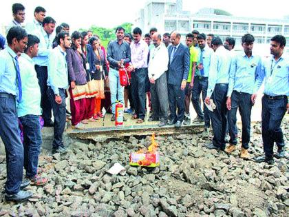 A fire brigade workshop in 'Guruvovind Singh' | ‘गुरूगोविंदसिंग’मध्ये अग्निप्रतिबंधात्मक कार्यशाळा