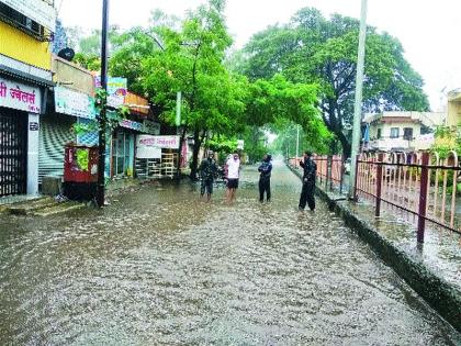  Stained water on Wadala road; The situation of the citizens | वडाळा रस्त्यावर साचले पाणी; नागरिकांचे हाल