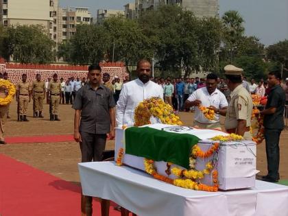 The funeral of the police official Chhatrapati Chide in Chandrapur district | पोलिस निरीक्षक छत्रपती चिडे यांच्यावर शासकीय इतमामात अंत्यसंस्कार