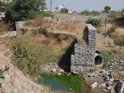 The bridge work on the CIDCO-MHADA colony road was stopped | सिडको-म्हाडा कॉलनी मार्गावरील पुलाचे काम रखडले