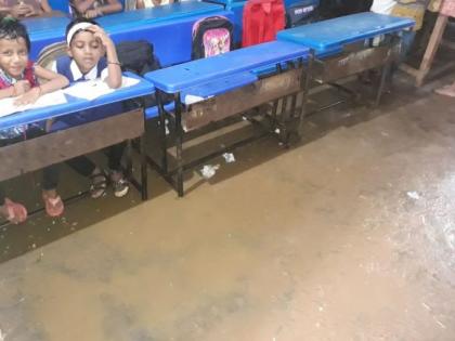 The 'here' students have to sit in the mud | ‘येथे’ विद्यार्थ्यांना चिखलात बसून घ्यावे लागते शिक्षण