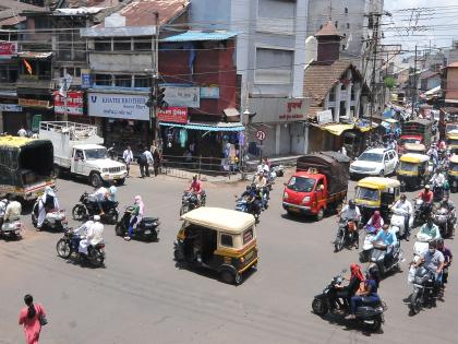 Towards the city precinct, the traffic was light at this time of night | शहर पूर्वपदाकडे, वाहनांची वर्दळ वाढली, पावसाळी साहित्य खरेदीसाठी गर्दी