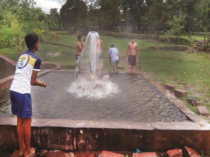 Lambs from Chiplun Taluk in Ratnagiri Even in the rainy season the hot water spray is constantly blowing here | रत्नागिरीतील 'या' गावात पावसाळ्यातही अविरत उडतोय गरम पाण्याचा फवारा