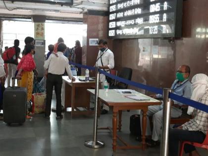 "No Mask No Entry" at Ballarshah Railway Station | Coronavirus in Chandrapur; बल्लारशाह रेल्वे स्थानकावर "नो मास्क नो एंट्री "