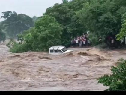 Two people were carried away in Amravati district; one four-wheeler, two two-wheelers drowned | अमरावती जिल्ह्यात दोन जण गेले वाहून; एक चारचाकी, दोन दुचाकींना जलसमाधी