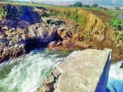 Stopping the water from the storage bund | साठवण बंधारा फुटल्याने पाणी वाया