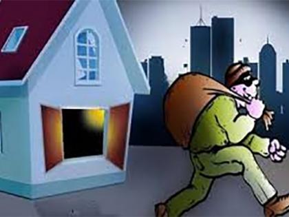 The opportunity to thieves when the family's sleeping on roofs ... | कुटुंब झोपले छतावर अन् चोरट्यांनी साधली संधी